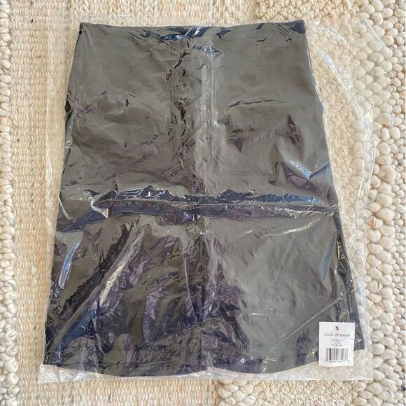 WeWoreWhat Lace Up Biker Short Solid Black Size Small NWT - Picture 7 of 10